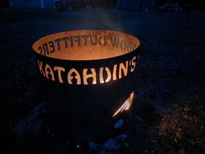 een houten kom met de wordsearchivatingazinghalfyards geschreven op bij Katahdin's Shadow Lodge in Linneus