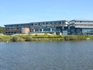 レ・サ​​ーブル・ドロンヌにあるAppartement Les Sables-d'Olonne, 1 pièce, 3 personnes - FR-1-92-608の水の隣の大きな建物