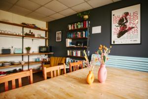 Knihovna v hostelu