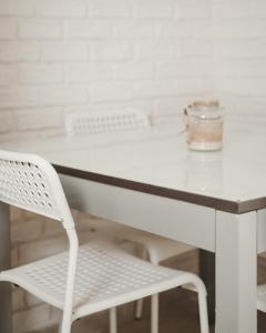 a white desk with a white chair in front of it at B&B Dimora Mariù in Taranto