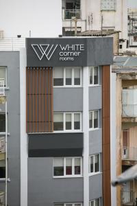 un edificio con un letrero para habitaciones esquineras blancas en White Corner, en Tesalónica
