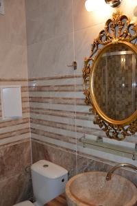 een badkamer met een toilet en een spiegel bij Sweet Homes Apartments in Sunny Beach