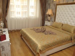 sypialnia z dużym łóżkiem z dużym zagłówkiem w obiekcie Sweet Homes Apartments w Słonecznym Brzegu