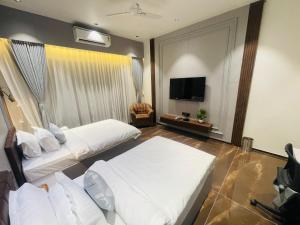 Llit o llits en una habitació de VITS Jamnagar