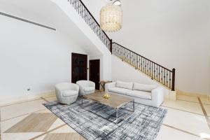 O zonă de relaxare la Maison Privee - Palm Jumeirah Beach Front XL Villa with Private Pool