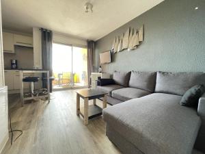 セットにあるAppartement Sète, 2 pièces, 4 personnes - FR-1-338-111のリビングルーム(ソファ、テーブル付)