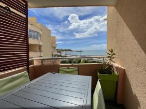 セットにあるAppartement Sète, 2 pièces, 4 personnes - FR-1-338-111の海の景色を望むバルコニー(テーブル付)