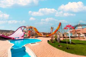 een resort met een waterpark met glijbanen bij Pickalbatros Villaggio Aqua Park - Portofino Marsa Alam in Marsa Alam