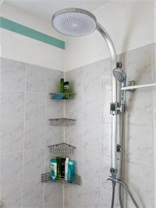 La salle de bains est pourvue d'une douche avec un pommeau de douche. dans l'établissement Welcome to Munich by Martina, à Munich