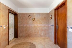 cabina doccia con porta in legno in camera di Sweet Home Sagres a Sagres Altre 46 foto