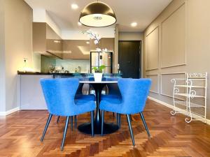 una sala da pranzo con sedie blu e tavolo di Vista Residence Genting Highland a Resorts World Genting