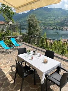 uma mesa e cadeiras com vista para a água em Sebino Holiday Home em Monte Isola