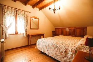 un dormitorio con una cama y una ventana en Hotel de Montaña Lamiana, en Lamiana
