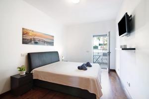 een slaapkamer met een bed en een flatscreen-tv bij Apartamento Oceano in Albufeira +13 foto's