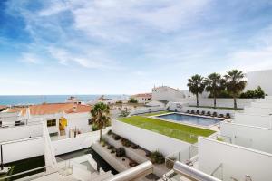 een luchtfoto van een gebouw met een zwembad bij Apartamento Oceano in Albufeira