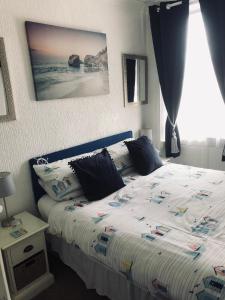 - une chambre dotée d'un lit avec une photo sur le mur dans l'établissement Beachcomber Guesthouse, à Weymouth