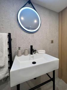 bagno con lavandino bianco e specchio di Antibes New Luxe Duplex Studio a Antibes