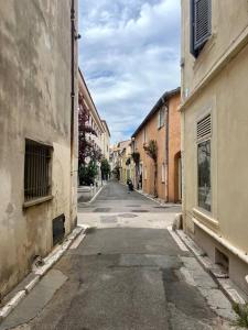 una strada vuota in un vicolo tra due edifici di Antibes New Luxe Duplex Studio a Antibes