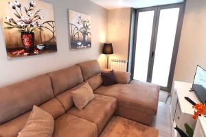- un salon doté d'un canapé brun dans l'établissement Apartamento Playa Foz, à Foz