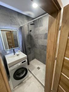 uma casa de banho com um chuveiro, um WC e um lavatório. em Airport Apartment 14 Self Check-In Free parking em Vilnius
