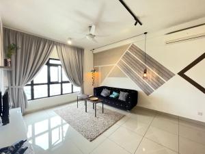 Meridin Medini by WP Homestay في نوساجايا: غرفة معيشة مع أريكة سوداء وطاولة