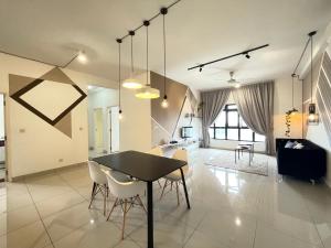 Meridin Medini by WP Homestay في نوساجايا: غرفة طعام وغرفة معيشة مع طاولة وكراسي