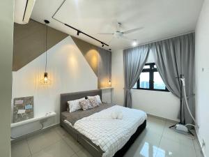 a bedroom with a bed and a window at Meridin Medini by WP Homestay in Nusajaya
