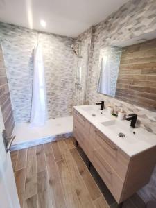 a bathroom with a sink and a shower with a tub at Saint-Pierre - 3 chambres - WIFI - Spacieux - Neuf in Brest