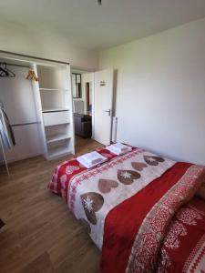 - une chambre dotée d'un lit avec une couverture rouge et blanche dans l'établissement Saint-Pierre - 3 chambres - WIFI - Spacieux - Neuf, à Brest