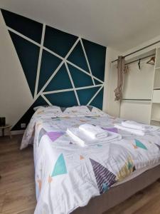 a bedroom with a large bed with a geometric headboard at Saint-Pierre - 3 chambres - WIFI - Spacieux - Neuf in Brest
