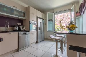 Una cocina o kitchenette en Paray - Maison avec jardin de 400m2