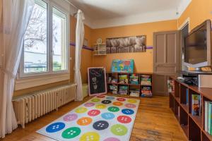 - une chambre pour enfants avec un tapis au sol dans l'établissement Paray - Maison avec jardin de 400m2, à Paray-Vieille-Poste