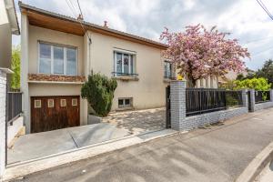 une maison avec un portail et une clôture dans l'établissement Paray - Maison avec jardin de 400m2, à Paray-Vieille-Poste