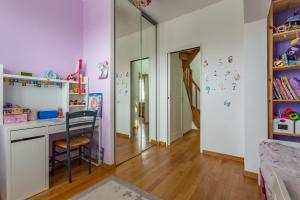 a room with a desk and a mirror at Paray - Maison avec jardin de 400m2 in Paray-Vieille-Poste