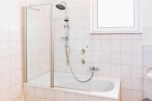 eine Dusche mit Glastür im Bad in der Unterkunft Seestern in Warnemünde