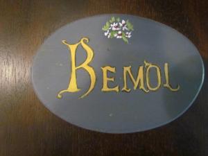 a plate with the word benjad written on it at La Posada de Akasha in Villa General Belgrano