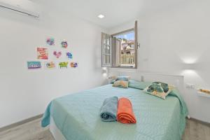 um quarto com uma cama com duas almofadas e uma janela em Ikigai em Buggerru