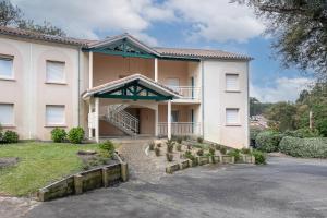 Budynek, w którym mieści się apartament