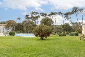 Ogród w obiekcie Résidence moderne avec piscine
