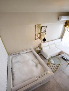 Biały salon z kanapą i stołem w obiekcie John's Hotel w Chalkidzie