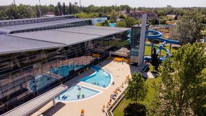 Bazén v ubytování Aqua Hotel nebo v jeho okolí