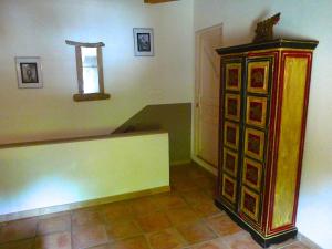a room with a wooden cabinet and a window at A ChiOsella in Corbara