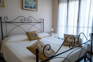 1 Schlafzimmer mit 2 Betten und einem Fenster in der Unterkunft Maison Manni' B&B in Soverato Marina