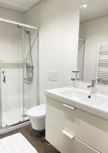 La salle de bains est pourvue d'un lavabo, de toilettes et d'une douche. dans l'établissement Eighteen21 Houses - Casa da Mula in Quinta Velha, à Sintra