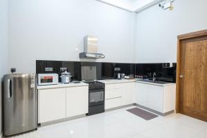 Kuchyň nebo kuchyňský kout v ubytování Quest Colombo Residencies