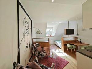 ein Wohnzimmer mit Sofa und ein Schlafzimmer in der Unterkunft ArtRoom Boarding Apartment in Bissendorf