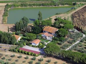 an aerial view of a house with a lake at Agriturismo Peretti in Fonteblanda