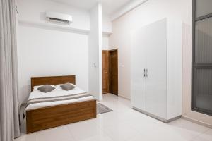 Postel nebo postele na pokoji v ubytování Quest Colombo Residencies