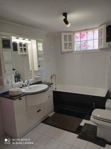 Et badeværelse på Semeli House