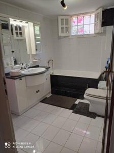 Et badeværelse på Semeli House